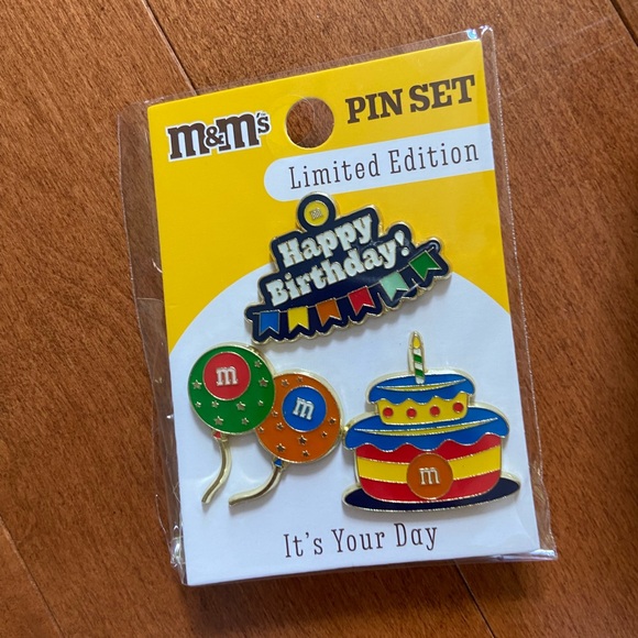 M&M fleece blanket & fashion pin bundle - Picture 10 of 11